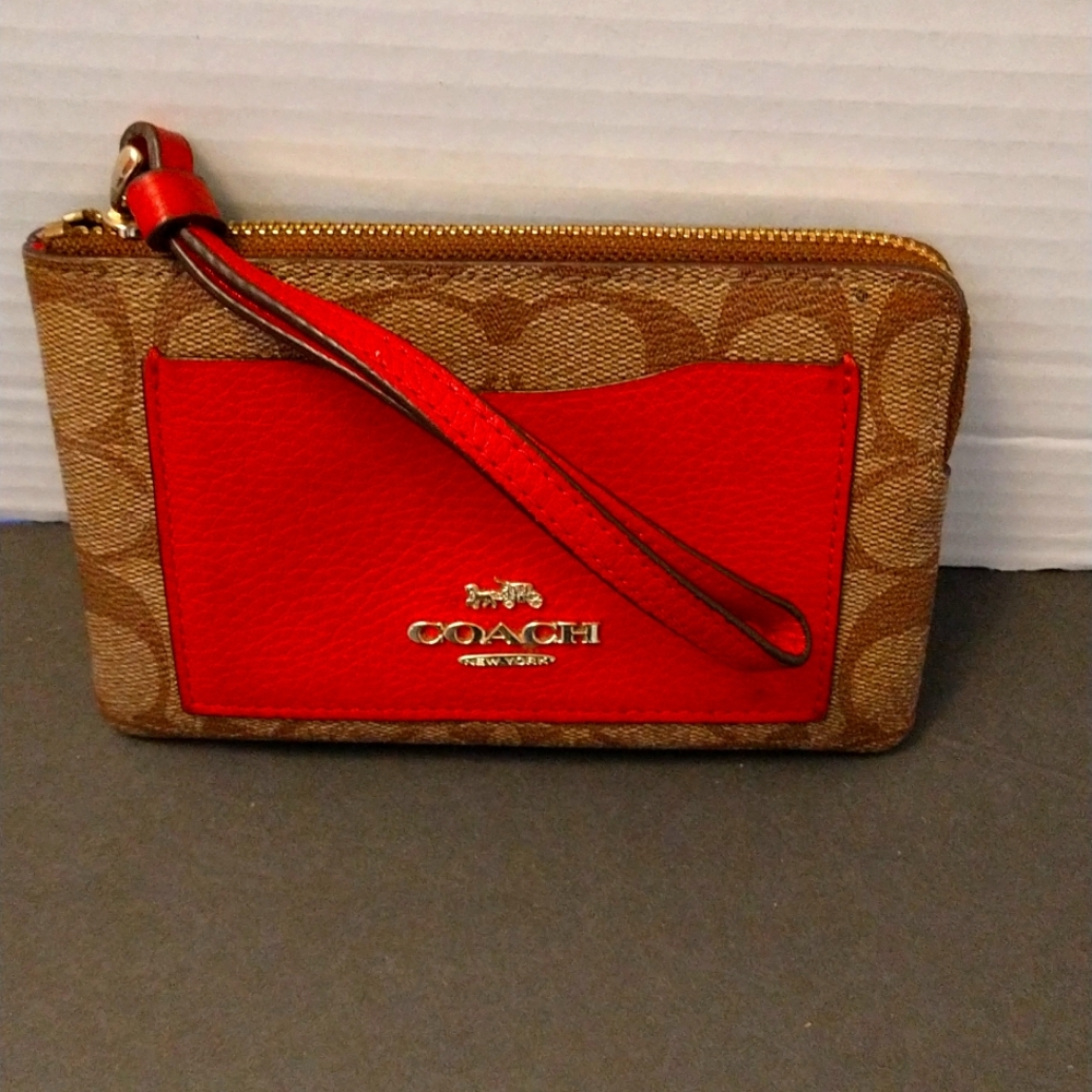 VGUC. Coach wristlet.